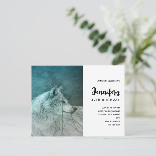 Mooie Grijze Wolf in een Donker Bos Verjaardag Uitnodiging Briefkaart (Staand voorkant)