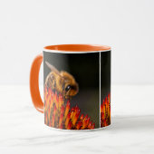 Mooie Honeybee die een Coneflower bestuift Mok (Voorkant links)