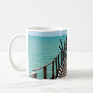 Mooie houten brug met blauw zee achtergrond bij Sa Koffiemok