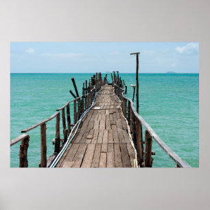Mooie houten brug met blauw zee achtergrond bij Sa Poster