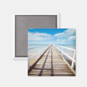 Mooie houten pier, steiger, strand, blauwe lucht b magneet