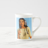 Mooie inheemse Amerikaanse vrouw inheemse outfit Porselein Kop (Rechts)