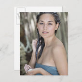 Mooie jonge die vrouw in handdoek wordt verpakt en briefkaart (Voorkant / Achterkant)