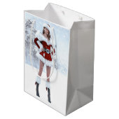 Mooie Kerstmisvrouw over Wintersneeuw Medium Cadeauzakje (Achterkant Gekanteld)