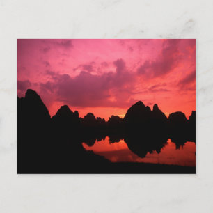 Mooie kleur bij zonsondergang van kalksteenbergen briefkaart