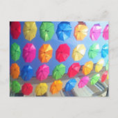 Mooie, kleurrijke paraplu's die over straat rondha briefkaart (Voorkant)