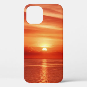 Mooie, kleurrijke zonsopgang op het zee met dramat iPhone 12 hoesje