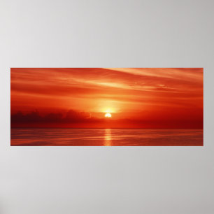 Mooie, kleurrijke zonsopgang op het zee met dramat poster