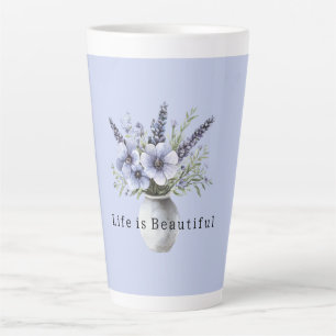 Mooie lavendel paarse bloemen in vaas latte mok