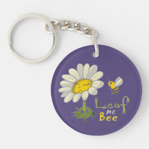 Mooie lente scène met madeliefje en bij sleutelhanger