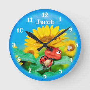 Mooie lieveheersbeestje dat op zonnebloemen slaapt ronde klok