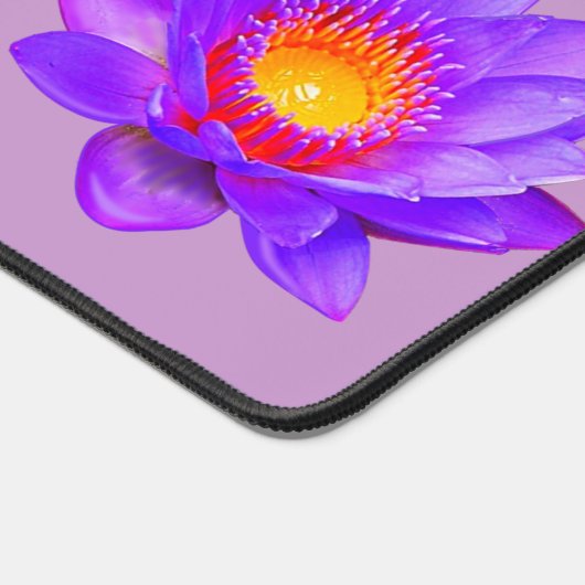 Mooie Lotus Bloemen op Violet Bureaumat (Hoek)