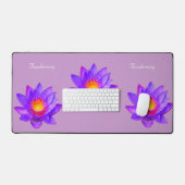Mooie Lotus Bloemen op Violet Bureaumat (Keyboard & Muis)
