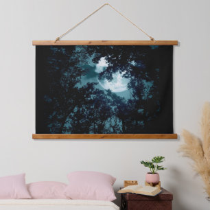 Mooie maan gloed door bomen hangend wandkleed