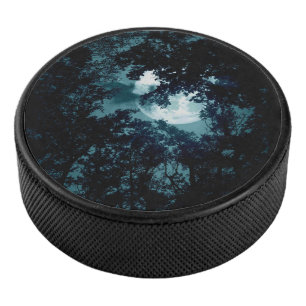 Mooie maan gloeit door bomen hockey puck