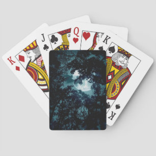 Mooie maan gloeit door bomen pokerkaarten