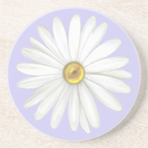 Mooie madeliefjesbloem op licht periwinkle achterg zandsteen onderzetter