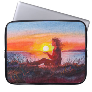 Mooie oceaanzonsondergang. Portret van jonge vrouw Laptop Sleeve