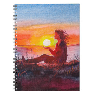 Mooie oceaanzonsondergang. Portret van jonge vrouw Notitieboek