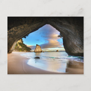 Mooie Ocean Rock Arch-formatie op strand Briefkaart