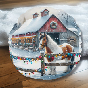Mooie paard op een kerstboerderij gepersonaliseerd rond kussen