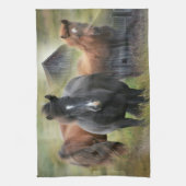 Mooie paarden en bijtende Barn Theedoek (Verticaal)