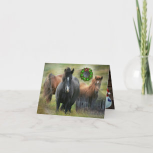 Mooie paarden en feestdagen met bijtende barn kaart