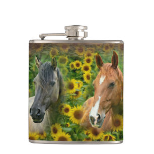 Mooie paarden op het gebied van zonnebloemen heupfles