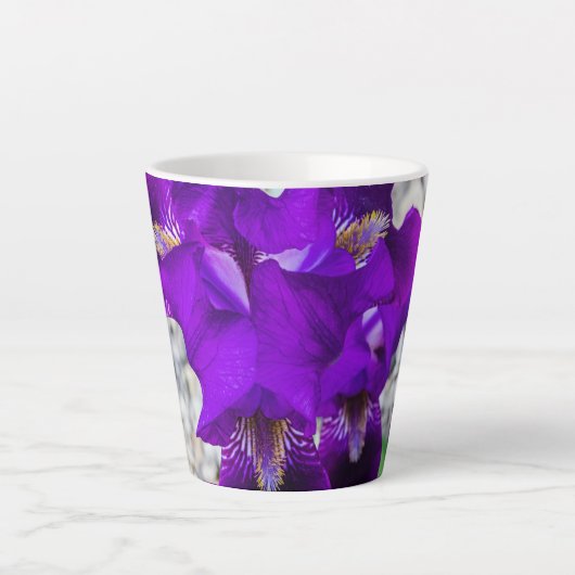 Mooie paarse iris latte mok (Voorkant)