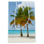 Mooie palmbomen op een tropisch strand medium cadeauzakje (Voorkant)