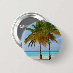 Mooie palmbomen op een tropisch strand ronde button 5,7 cm