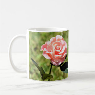 Mooie, perfecte roze roze roestbloem koffiemok