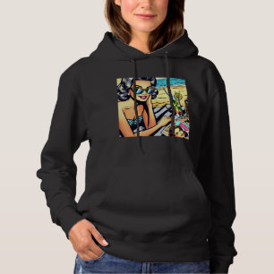 Mooie retro dame op het strand met cocktail hoodie