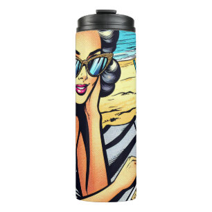 Mooie retro dame op het strand met cocktail thermosbeker