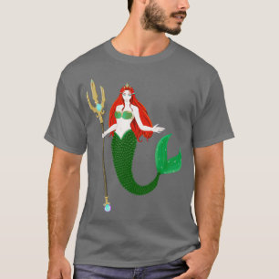 mooie rode haarzeemeermin met groene vin houdt een t-shirt