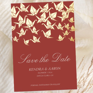 Mooie rode origami papierkraan bewaar de datum folie uitnodiging