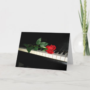 Mooie rode roos op piano kaart