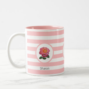 Mooie roos op roze en witte strepen tweekleurige koffiemok