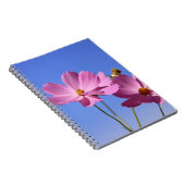 mooie roze bloemen die een heldere blauwe hemel om notitieboek (Rechterzijde)