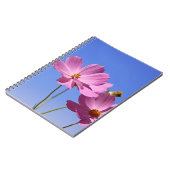 mooie roze bloemen die een heldere blauwe hemel om notitieboek (Linkerzijde)