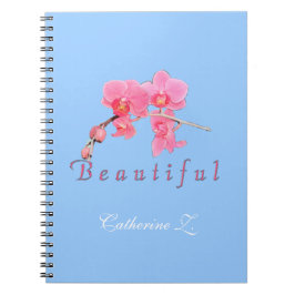 Mooie roze orchidee bloemen op blauwe achtergrond. notitieboek