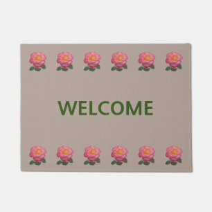 Mooie roze rozen op beige welkomstmat deurmat