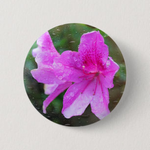 Mooie roze tuinvloeemen met regendruppels. bloemri ronde button 5,7 cm