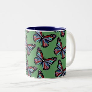 Mooie sierlijke kleurrijke vlinders op groen tweekleurige koffiemok