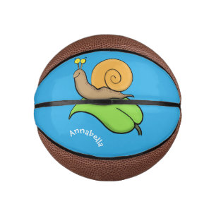 Mooie slak op een bladtekening van de cartoon basketbal
