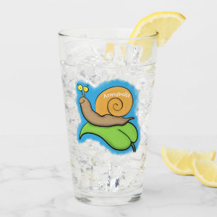 Mooie slak op een bladtekening van de cartoon glas
