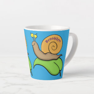 Mooie slak op een bladtekening van de cartoon latte mok