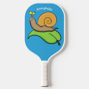 Mooie slak op een bladtekening van de cartoon pickleball paddle