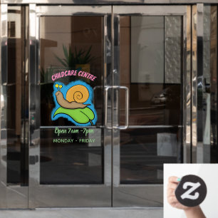 Mooie slak op een bladtekening van de cartoon raamsticker