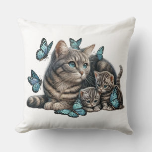 Mooie Tabby kat met haar kittens gooi kussen